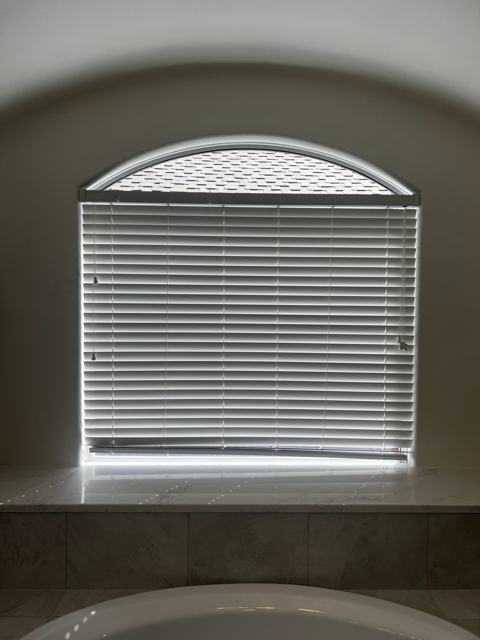 Blinds on an arched garden-tub window
